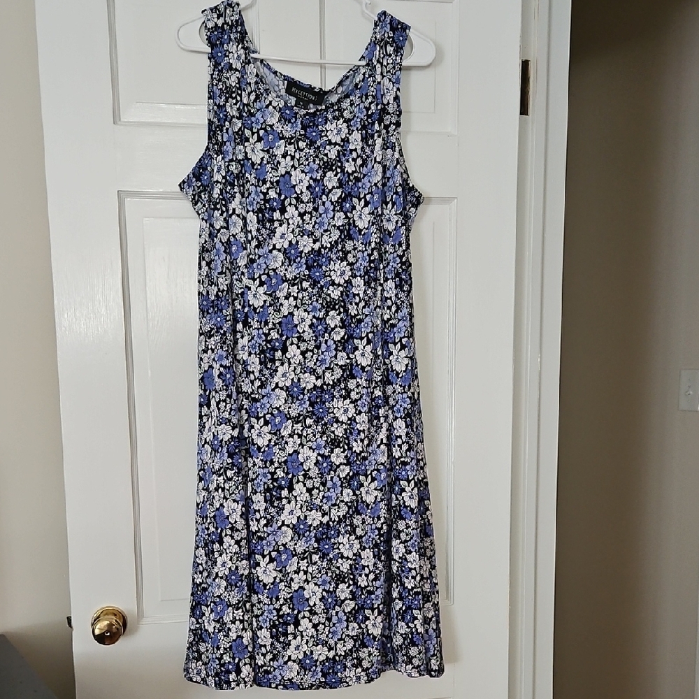 Perceptions Blue and White Flowy Floral Midi Dress 1x